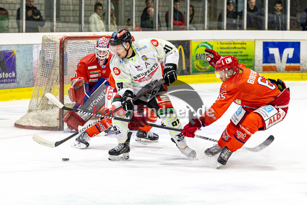 EC Peiting vs Höchstadter EC Alligators | Eishockey Oberliga Süd 2023/2024, EC Peiting vs Höchstadter EC Alligators
Kampf um den Puck Dimitri LITESOV (HEC 91) und Konrad FIEDLER (ECP Goali 30),
2023-10-01 in Peiting (Eisstadion)
91 Dimitri LITESOV (HEC 91), 65 Alexander BIBERGER (ECP 65), 30 Konrad FIEDLER (ECP Goali 30)
Copyright: FotoLindner