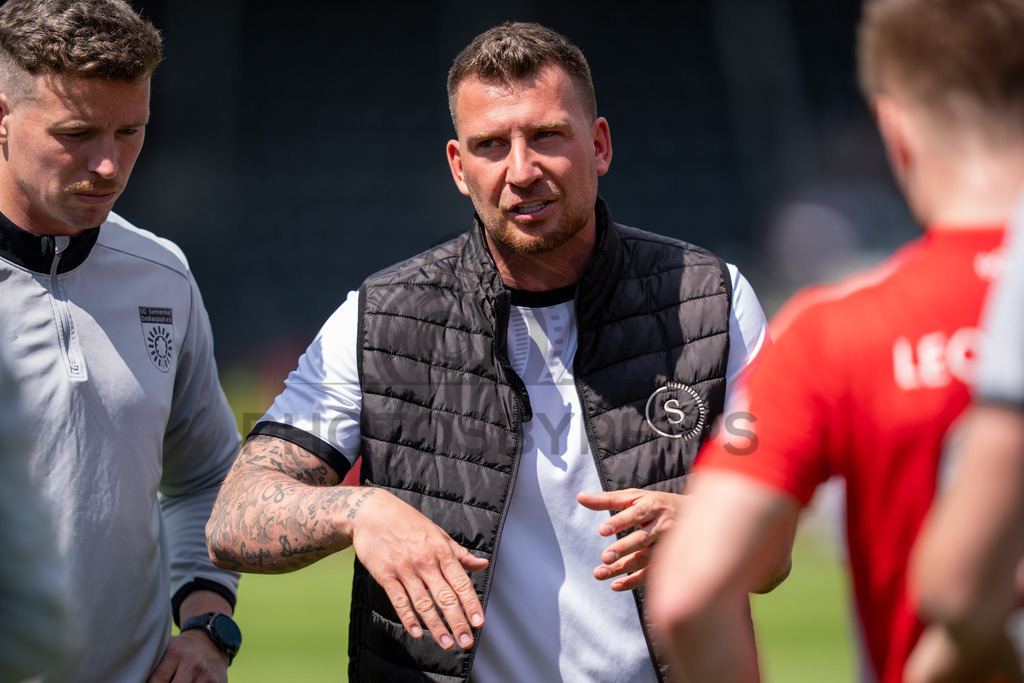 SG Sonnenhof Großaspach vs. SG Barockstadt Fulda-Lehnerz, Fussball, Regionalliga Suedwest, 33. Spieltag, 09.05.2026 | Pascal Reinhardt (Trainer SG Sonnenhof Großaspach) gibt Anweisungen in der Trinkpause,SG Sonnenhof Großaspach vs. SG Barockstadt Fulda-Lehnerz, Fussball, Regionalliga Suedwest, 33. Spieltag, 09.05.2026