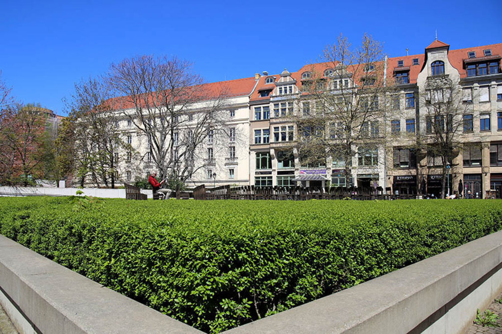Foto: Leipzig - Synagogendenkmal | Das Team hinter BILDLEXIKON LEIPZIG bündelt historische wie aktuelle Informationen über die Stadt Leipzig in Text und Bild auf einer Plattform und stellt diese der interessierten Öffentlichkeit zur Verfügung.