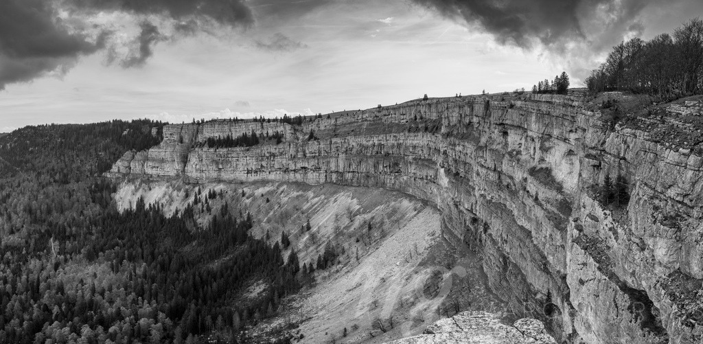 dark clouds above Creux-du-Van in the swiss jura | Die ideale Geschenkidee für Naturliebhaber. Naturbilder von Marcel Gross Photography für ihr Zuhause in den verschiedensten Formaten und Materialien. - Realisiert mit Pictrs.com