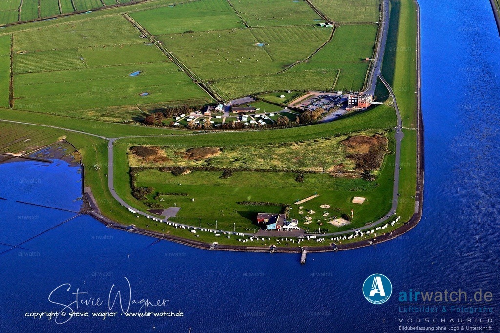 Luftbild Husum, Nordsee, Dockkoog, Badestelle, Campingplatz | Ein besonderes Merkmal der Dockkoogspitze sind die Kunstwerke des Projekts „Husum kunstumschlungen“, darunter die „Sitzrohre“ von Rolf Krüger, die „Watt“-Skulptur von Lucia Figueroa und die „Windhosen“ von Julia Bornefeld. Der Ort ist auch für Menschen mit eingeschränkter Mobilität barrierefrei erreichbar und bietet einen ausgewiesenen Hundestrand.