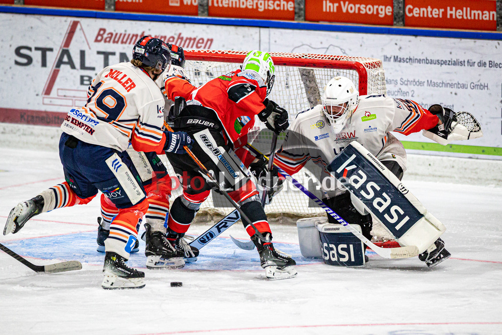 TSV Peißenberg MINERS vs ESC Kempten SHARKS | Eishockey Bayernliga Herren Vorrunde 2024/2025, TSV Peißenberg MINERS vs ESC Kempten SHARKS, 20241018,Puck frei vor dem Tor von Jakob NERB (SHARKS Goalie 52),2024-10-18 in Peißenberg (Eisstadion)Jakob NERB (SHARKS Goalie 52)Copyright: WolfgangxLindner foto-lindner.de