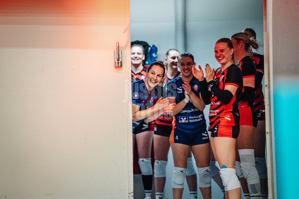 Volleyball | Frauen | Saison 2025/2026 | Volleyball Bundesliga | ETV Hamburger Volksbank Volleys vs. Dresdner SC | 15.11.2025 | v.l. Jana-Marie Meiser (#1, ETV Hamburger Volksbank Volleys), Sarah Stiriz (#4, ETV Hamburger Volksbank Volleys) und Zoe Konjer (#8, ETV Hamburger Volksbank Volleys) vor dem Einlauf in die Arena