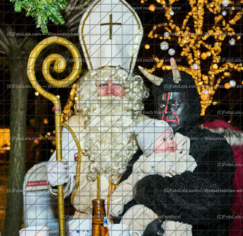 ALP7735_Wieselburger Advent_Nikolaus-Familie Grubmueller | (C)FotoLois.com, Alois Spandl, Wieselburger Advent im Schlosspark, Besuch durch den Hl. Nikolaus und seinen Krampussen, Sa 3. Dezember 2022.