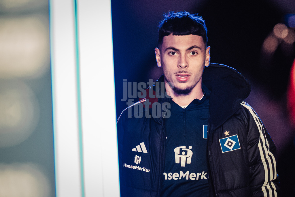 Fußball | Männer | Saison 2025/2026 | 1. Fußball-Bundesliga | 10. Spieltag | Hamburger SV vs. Borussia Dortmund | 08.11.2025 | William Mikelbrencis (#2, HSV) Einlauf ins Stadion