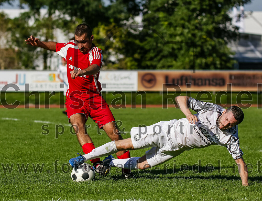 2023-09-09_093_FC_Herzogstadt_II_gegen_SG_Hoerlkofen_Woerth | Erding, Deutschland, 09.09.2023:
Fußball, A-Klassel 2023 / 2024, 6. Spieltag, FC Herzogstadt II gegen SG Hörlkofen/Wörth, Endergebnis: 1:2

Yannick Joly (SG Hörlkofen/Wörth, #12), Dacian Cozea (FC Herzogstadt, #7)

Foto: Christian Riedel / fotografie-riedel.net