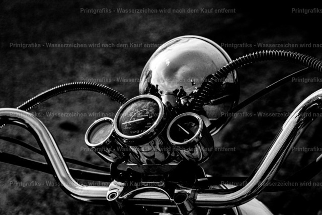 Lenker eines klassischen Motorrads | Schwarzweißaufnahme eines klassischen Motorradlenkers mit Rundinstrumenten und verchromtem Scheinwerfer. Die Spiegelungen, die klaren Formen und die reduzierte Bildsprache verleihen dem Motiv einen zeitlosen, technischen und leicht nostalgischen Charakter. - Realisiert mit Pictrs.com