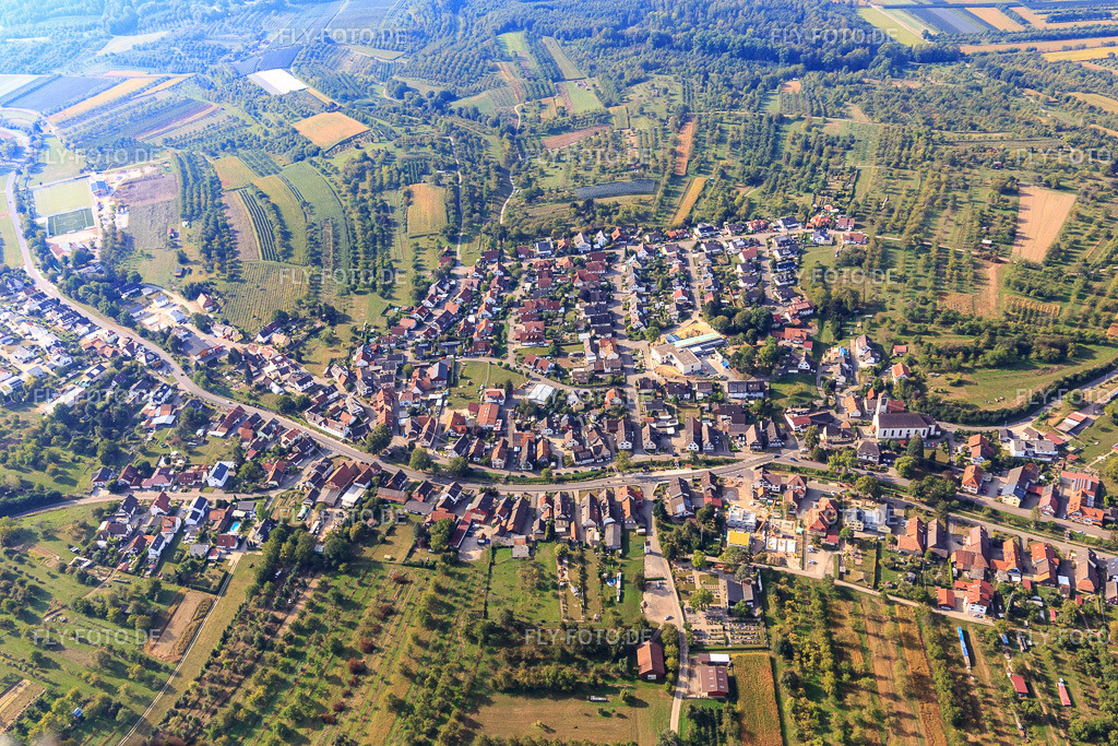 Ortsansicht von Norden | Luftbild: Ortsansicht von Norden im Ortsteil Ebersweier in Durbach im Bundesland Baden-Württemberg in Deutschland. Foto: IMG_008968.jpg vom 20.09.2020 durch Werner Riehm/FLY-FOTO.de - Realisiert mit Pictrs.com