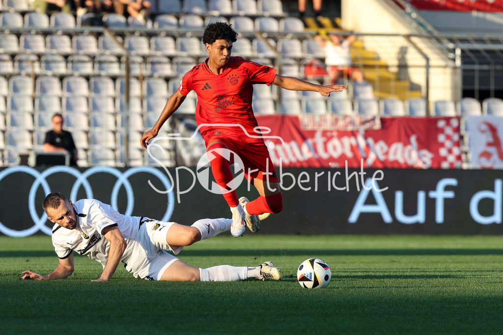 FC Bayern Amateure - DjK Vilzing | im Duell Felix WEBER (DJK Vilzing #24) und Adam AZNOU BEN CHEIKH (FC Bayern München II #2) / Zweikampf / Regionalliga Bayern: FC Bayern München II - DjK Vilzing, Grünwalder Stadion am 30.08.2024