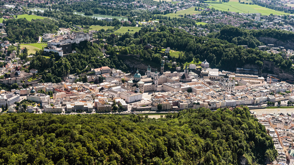 dr__0021677.jpg | SALZBURG 03.06.2019 Stadtzentrum im Innenstadtbereich, Dom zu Salzburg am Residenzplatz, Universität Salzburg und im Vordergrund das Krankenhaus der Barmherzigen Brüder, am Ufer des Flußverlaufes der Salzach in Salzburg in Österreich. // City center in the downtown area on the banks of river course of Salzach in Salzburg in Austria. Foto: Daniel Reiter