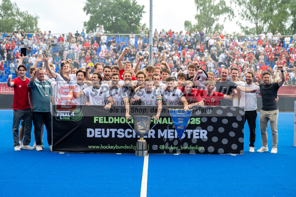 Final4_20250601-1625-Z82_9603 | Krefeld, Deutschland, 01.06.2025:  Feldhockey Final4 2025 – „Deutsche Feldhockey-Meisterschaften 2025“ Crefelder HTC - Rot-Weiss Köln (Finale Herren) im Gerd-Wellen-Hockeyanlage am 01.06.2025 in Krefeld, Deutschland. (Foto von Kramhöller/Fehrmann/Kaste)Krefeld, Germany, 01.06.2025: Feldhockey Final4 2025 – „Deutsche Feldhockey-Meisterschaften 2025“ Harvestehuder HTC - Düsseldorfer HC (Finale Damen) in Gerd-Wellen-Hockeyanlage at 01.06.2025 in Krefeld, Deutschland. (Foto from Kramhöller/Fehrmann/Kaste)