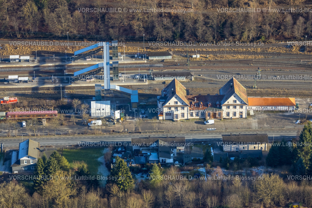 Brilon260104735 | Luftbild, Bahnhof Brilon-Wald Bahnhofsgebäude und Fußgängerbrücke zu den einzelnen Bahnsteigen, Brilon-Wald, Brilon, Sauerland, Nordrhein-Westfalen, Deutschland