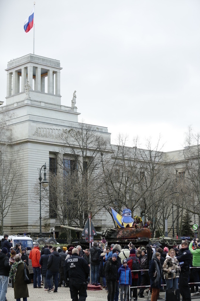 Deutschland: Panzerwrack aus der Ukraine vor der russischen Botschaft in Berlin | Deutschland, Berlin, 26.02.2023. Ein Panzerwrack steht seit dem Jahrestag des russischen Angriffs auf die Ukraine vor der russischen Botschaft in Berlin-Mitte. Der zerstörte Panzer vom Typ T-72 vor dem Gebäude Unter den Linden als Mahnmal gegen den Krieg stehen.