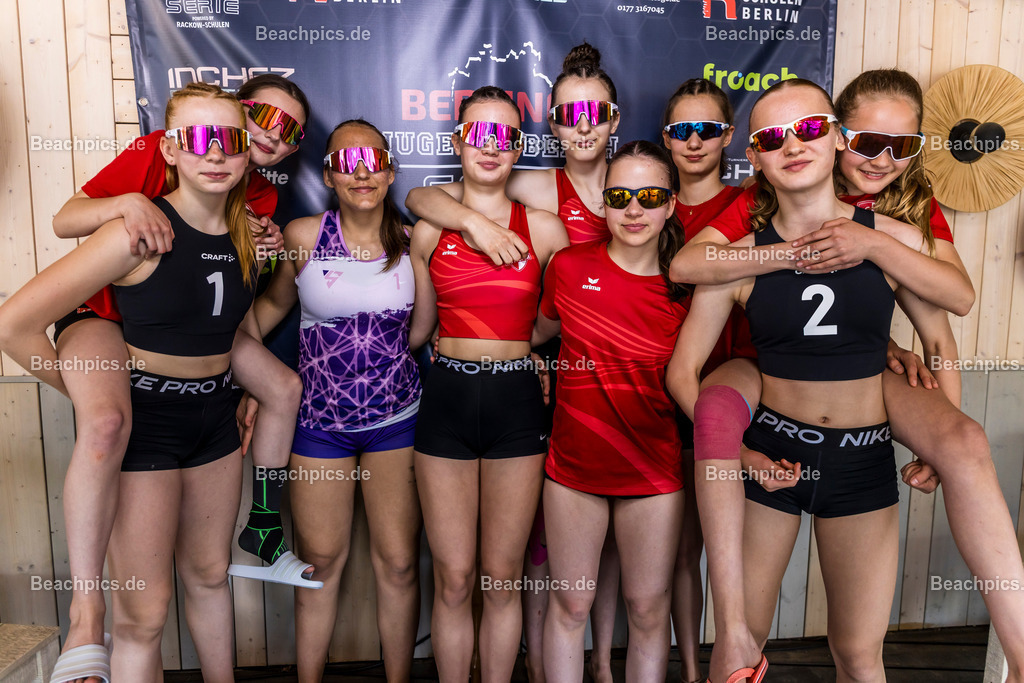 2025-200076213-Jugend-Beach-Serie-Fotobox | Pinar Atalay, Bundeskanzler Friedrich Merz 31.05.2025; Berlin Foto: Gerold Rebsch - www.beachpics.de