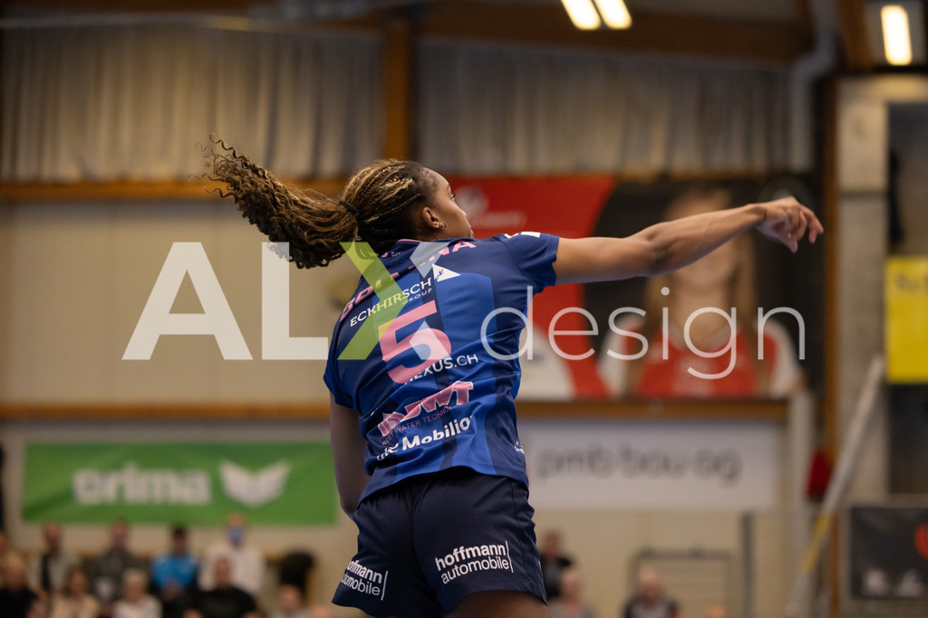 Volleyball I Frauen I Saison 2025-2026 I Volleyball NLA | Women I 1/2 Finals I  VC Kanti Schaffhausen - Sm'Aesch Pfeffingen I 07.03.2026 | 5 Brianna Green (USA) (Sm'Aesch Pfeffingen) – Mittelblock - Realisiert mit Pictrs.com