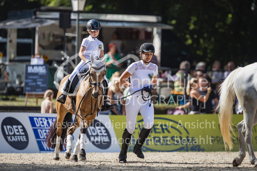 230910_OWLCh_Führzügel-118 | Deine schönsten Turniermomente als professionelle Fotos! Entdecke hochwertige Pferdesport-Fotografie im Online-Shop. Jetzt Fotos finden & bestellen!