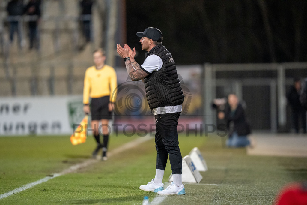 SG Sonnenhof Grossaspach vs. SSV Ulm 1846 Fussball, Fussball, WFV-Pokal, Viertelfinale, 01.04.2026 | Pascal Reinhardt (Trainer SG Sonnenhof Großaspach) feuert seine Truppe an,SG Sonnenhof Grossaspach vs. SSV Ulm 1846 Fussball, Fussball, WFV-Pokal, Viertelfinale, 01.04.2026