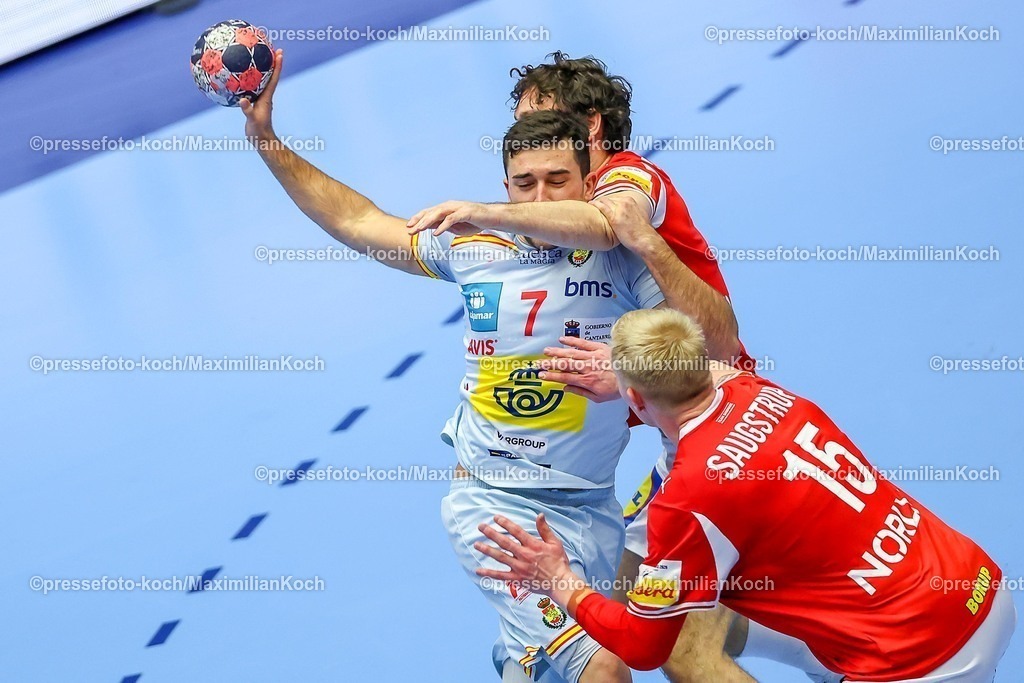 EHF24012602098 | 24.01.2026, Handball, Men's EHF EURO 2026, Dänemark -Spanien, Jyske Bank Boxen in Herning, Dänemark, Main Round:  Jan Gurri Aregay (Espania #07) im Zweikampf gegen   Niclas Vest Kirkelokke (Denmark #03) und  Magnus Saugstrup Jensen (Denmark #15)