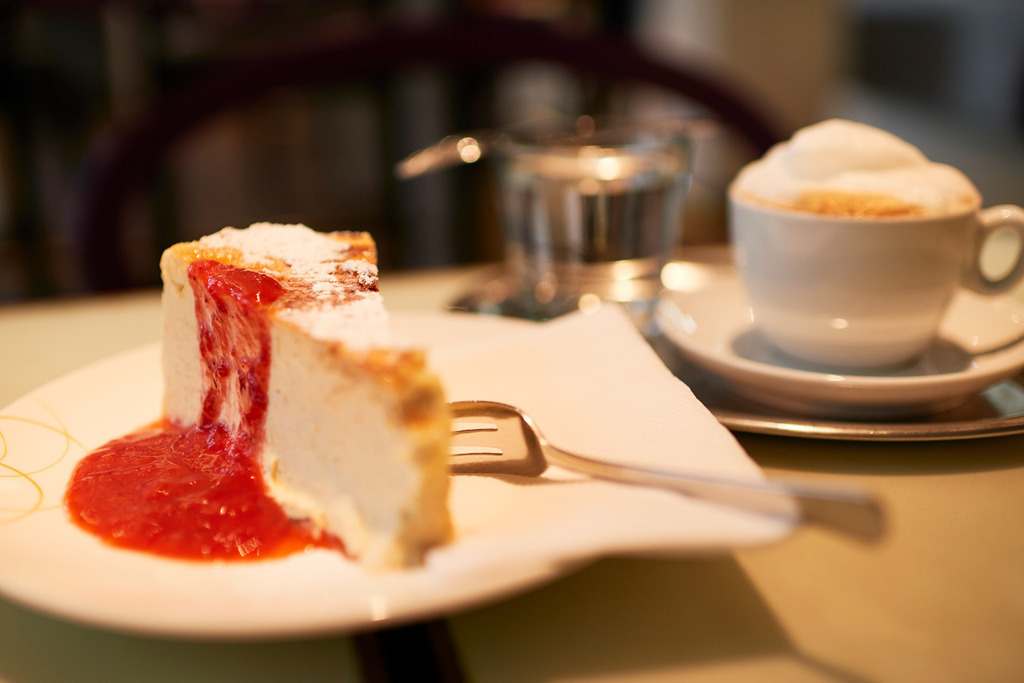 Cafe Moccarello | Wien, Austria - October 04, 2017: Cafe Moccarello, Topfentorte mit Erdbeersauce und Melange. - Realisiert mit Pictrs.com