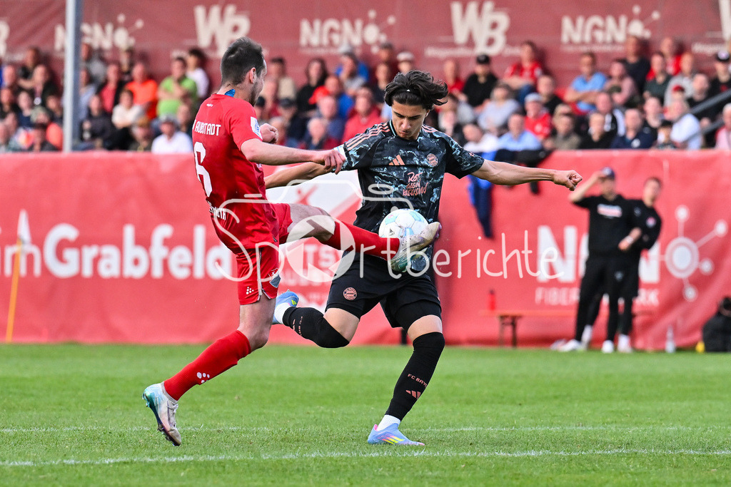 TSV Aubstadt - FC Bayern Amateure | in dieser Szene block Marcel VOKMUTH (TSV Aubstadt 6) einen SChuss von Adin LICINA (FC Bayern Muenchen #20) / Regionalliga Bayern: TSV Aubstadt - FC Bayern Muenchen II, NGN-Arena am 23.04.2025