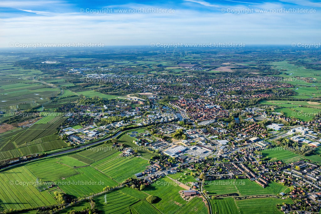 Stade_ELS_4400010523 | STADE 01.05.2023 Stadtgebiet mit Außenbezirken und Innenstadtbereich am Rand von landwirtschaftlichen Feldern und Ackerflächen in Stade im Bundesland Niedersachsen, Deutschland. // Urban area with outskirts and inner city area on the edge of agricultural fields and arable land in Stade in the state Lower Saxony, Germany. Foto: Martin Elsen