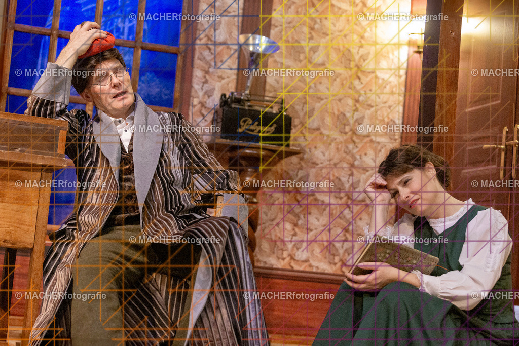 215_MFL-2025 | Portraitbilder von Regisseur; Darsteller; Techniker; Maske; Kostüme; Chor; Musiker; Bilderserie der Generalprobe und der Premierenvorstellung, Szenenbilder; Ausdrucksstudien; Bühnenüberblick; Bühnenkulissen; Pressefotos inkl. Redaktionsfoto Darstellergruppe.