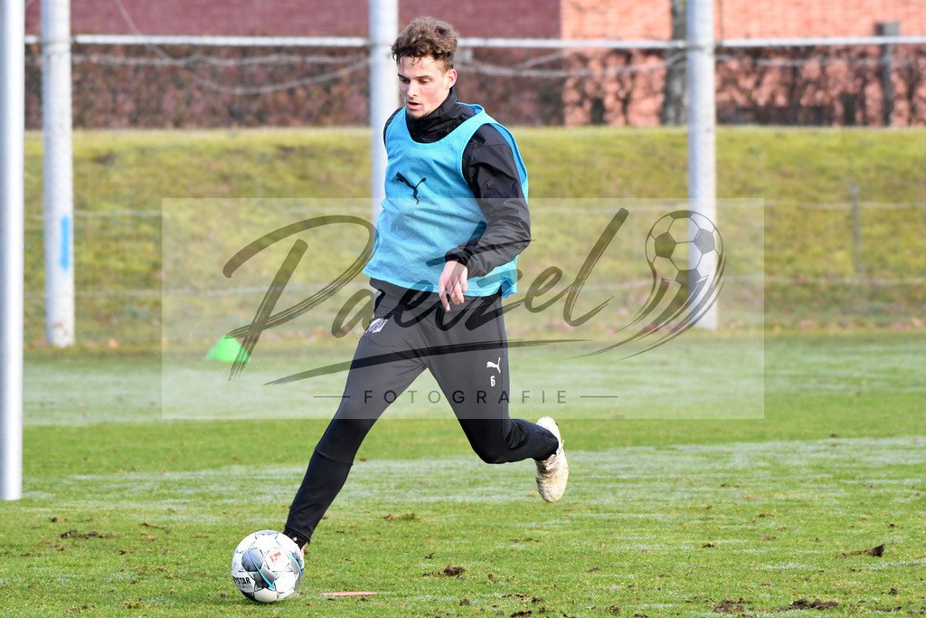 20200126_TRAOSN_0018 | Fußball, Herren: Moritz Heyer (VfL Osnabrück) in Aktion, am Ball, Einzelaktion beim Training des VfL Osnabrück am 26.01.2020 im Sportpark Illoshöhe in Osnabrück, Deutschland.(Foto von Nico Paetzel) - Realisiert mit Pictrs.com