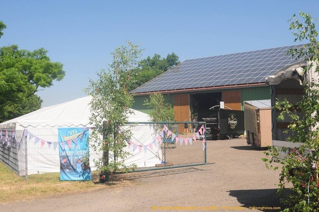 Geißmannsdorf-2026-Ortsbilder-151 | Geißmannsdorf bei Bischofswerda im Sommer 2026. Ein fotografischer Streifzug durch das Dorf Geißmannsdorf, mit Gebäuden, Straßen, Strohpuppen und geschmückten Vorgärten und Grundstücken anlässlich der 800-Jahr-Feier von Geißmannsdorf im Juni 2026 - Realisiert mit Pictrs.com