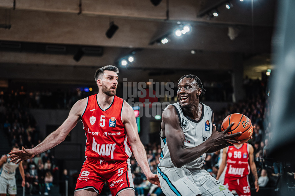 Basketball | Männer | Saison 2024/2025 | easyCredit Basketball Bundesliga | 18. Spieltag | Veolia Towers Hamburg vs. FIT/One Würzburg Baskets | 26.01.2025 | v.l. Owen Klassen (#5, FIT/One Würzburg Baskets) gegen Kur Kuath (#23, Veolia Towers Hamburg)