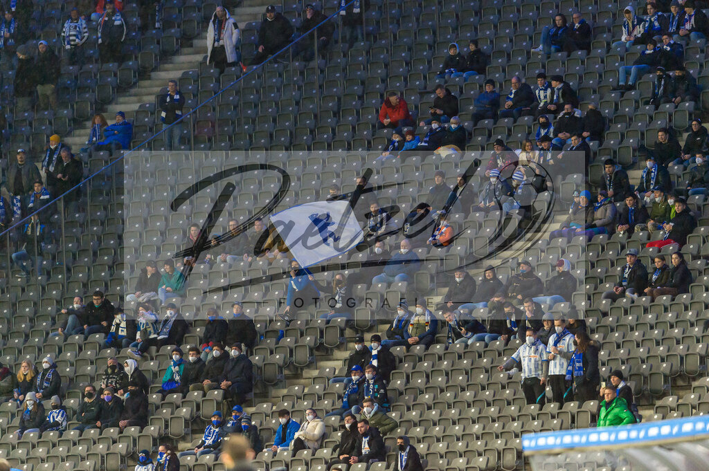 BSCRBL20220220_149 | Fussball, Herren: . Fans von Hertha BSC bei dem Spiel der 1. Bundesliga zwischen Hertha BSC und RB Leipzig im Olypiastadion am 20.02.2022 in Berlin, Deutschland.DFB / DFL REGULATIONS PROHIBIT ANY USE OF PHOTOGRAPHS AS IMAGE SEQUENCES AND/OR QUASI-VIDEO. - Realisiert mit Pictrs.com
