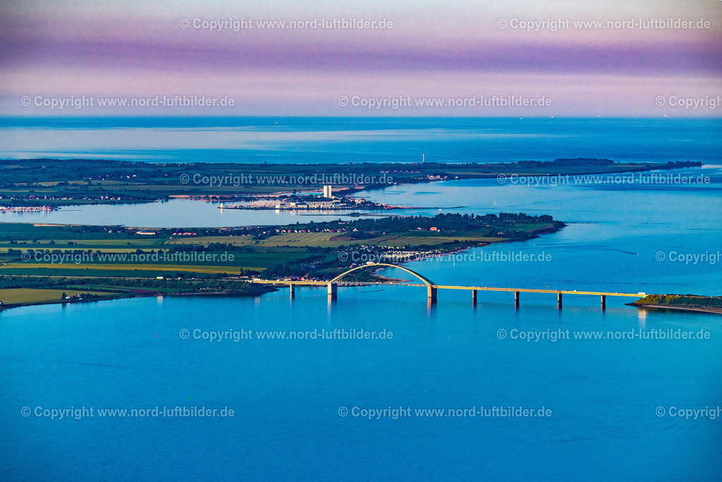 Fehmarn_Fehmarnbeltbrücke_ELS_0611030622 | FEHMARN 03.06.2022 Blick auf die kombinierte Straßen- und Eisebahnbrücke Fehmarnsundbrücke, der Fehmarnsundquerung zwischen Fehmarn und dem Festland bei Großenbrode in Schleswig-Holstein. Weiterführende Informationen bei: Tourismus-Service Fehmarn. // Fehmarn Sund bridge between Fehmarn and the mainland at Grossenbrode in Schleswig-Holstein. Further information at: Tourismus-Service Fehmarn. Foto: Martin Elsen