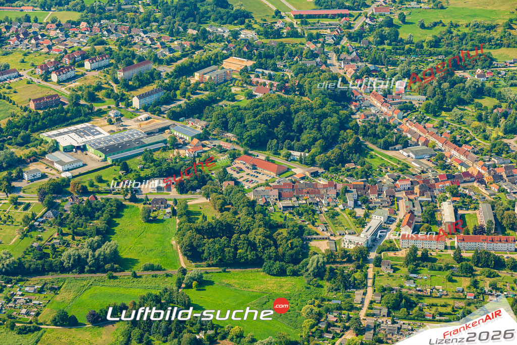 Luftaufnahme der Stadt Brüel - Die Luftaufnahme wurde 2025 vom UL-Flugzeug heraus erstellt ( keine Drohne ) - Hochauflösende Luftaufnahme - für professionelle Ausdrucke geeignet. Die Geschenkidee !Hier alle&nbsp;Infos zur Lizenzierung der LuftaufnahmeWir fliegen auch dieses Jahr wieder in Ihre Region um Luftbilder zu erstellen.- Luftbild anfragen