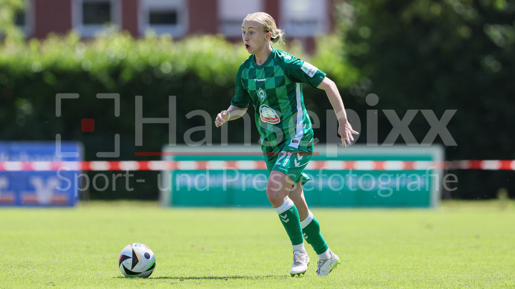 Fussball, Testspiel Frauen, Borussia Mönchengladbach - SV Werder Bremen | v.li.: Caroline Siems (SV Werder Bremen, 21) am Ball, Freisteller, Einzelbild, Ganzkörper, Aktion, Action, Spielszene