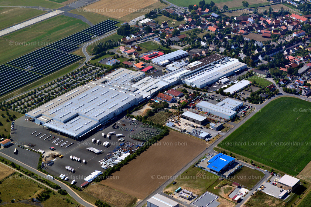3650504 | GIEBELSTADT 13.09.2016 Firmengelände der " Bavaria Yachtbau GmbH " mit Hallen, Firmengebäuden und Produktionsstätten an der Bavariastraße in Giebelstadt im Bundesland Bayern, Deutschland. Weiterführende Informationen bei: Bavaria Yachtbau GmbH. // Company grounds and facilities of " Bavaria Yachtbau GmbH " on street Bavariastrasse in Giebelstadt in the state Bavaria, Germany. Further information at: Bavaria Yachtbau GmbH. Foto: Gerhard Launer