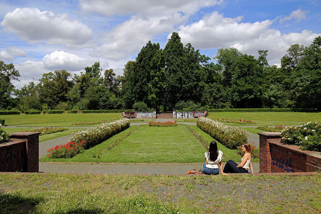 Mariannenpark - Rosengarten | Entdecke über 20 Kategorien Leipzig-Motive: Foto-Downloads, hochwertige Poster, Leinwand- & Fine-Art-Prints. Jetzt Lieblingsfoto im Bildlexikon Leipzig Shop bestellen!