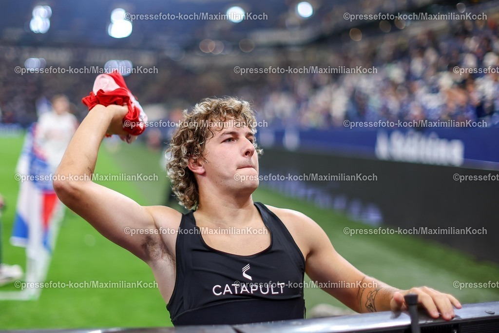 S0413092501217 | 13.09.2025, Fußball, FC Schalke 04 - Holstein Kiel, 5.Spieltag, 2. Fußball Bundesliga, Veltins-Arena Gelsenkirchen, Saison 2025 2026: John Tolkin (Holstein Kiel #47) wirft sein Trickot einem fan zu DFB regulations prohibit any use of photographs as image sequences and or quasi-video.