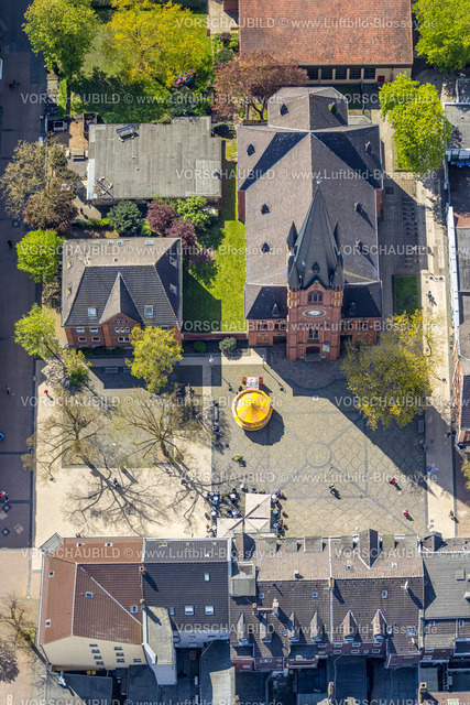 Herne230403400West | Luftbild, Christuskirche, Kirchplatz mit Kinderkarussell, Wanne, Herne, Ruhrgebiet, Nordrhein-Westfalen, Deutschland