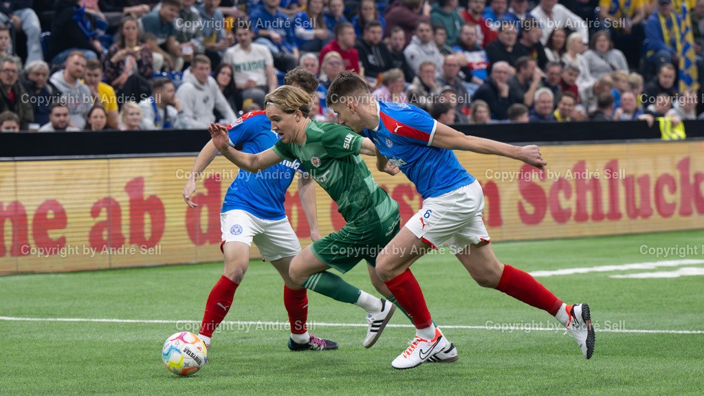 SHFV Lotto Masters 2024 | 20240113_7120, 13.01.2024, SHFV Lotto Masters 2024, Gruppe B, Holstein Kiel (blau) vs. PSV Neumünster (grün), Lucas Wolf (Holstein #8) &amp; Jannis Voß (Holstein #6) / Mats Melahn (PSV #6) - Realisiert mit Pictrs.com