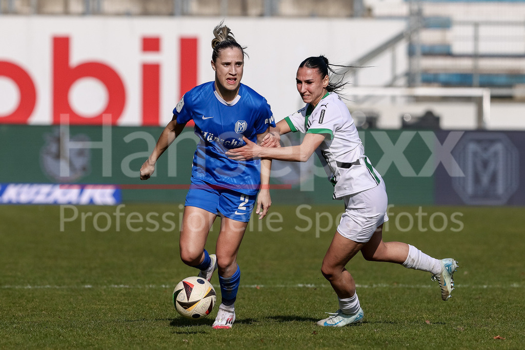 Fussball, 2. Frauen-Bundesliga, SV Meppen - Borussia Mönchengladbach | v.li.: Jenske Steenwijk (SV Meppen, 2) und Miray Cin (Borussia Mönchengladbach, 6) im Zweikampf, Duell, Dynamik, Aktion, Action, Spielszene, DIE DFB-RICHTLINIEN UNTERSAGEN JEGLICHE NUTZUNG VON FOTOS ALS SEQUENZBILDER UND/ODER VIDEOÄHNLICHE FOTOSTRECKEN. DFB REGULATIONS PROHIBIT ANY USE OF PHOTOGRAPHS AS IMAGE SEQUENCES AND/OR QUASI-VIDEO.
