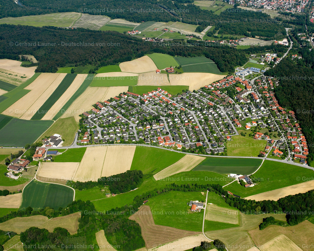 2600270 | HOLZEN 09.06.2006 Landwirtschaftliche Nutzflächen und Feldgrenzen  umsäumen das Siedlungsgebiet des Dorfes in Holzen im Bundesland Bayern, Deutschland // Agricultural land and field boundaries surround the settlement area of the village  in Holzen in the state Bavaria, Germany Foto: Gerhard Launer