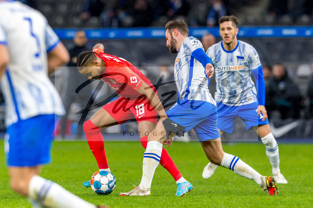BSCRBL20220220_066 | Fussball, Herren: Christopher Nkunku (RB Leipzig) und Lucas Tousart (Hertha BSC) im Zweikampf bei dem Spiel der 1. Bundesliga zwischen Hertha BSC und RB Leipzig im Olypiastadion am 20.02.2022 in Berlin, Deutschland.DFB / DFL REGULATIONS PROHIBIT ANY USE OF PHOTOGRAPHS AS IMAGE SEQUENCES AND/OR QUASI-VIDEO. - Realisiert mit Pictrs.com