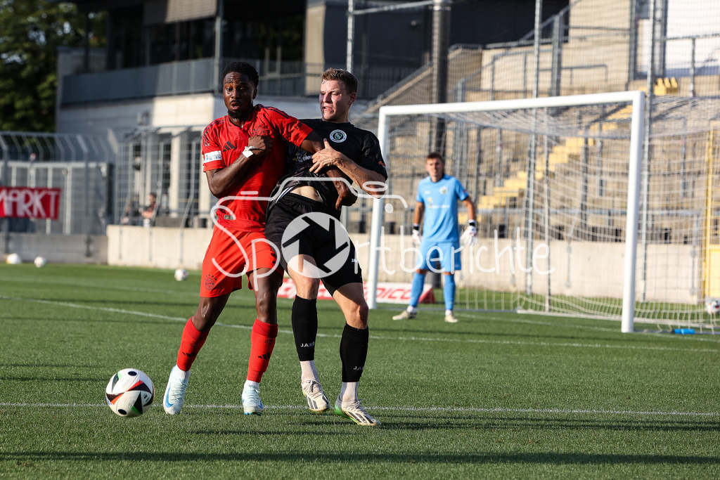 FC Bayern Amateure - SpVgg Ansbach | im Duell Michael SCOTT (FCB #8) und Riko MANZ (Ansbach #29) / Zweikampf