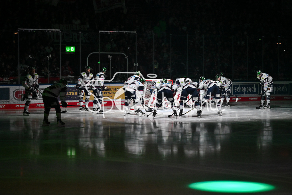 Augsburger Panther - Eisbären Berlin | AUGSBURG, GERMANY - 27. JANUARY: im Bild der Kreis der Berliner vor dem Match zwischen den Augsburger Panthern und den Fischtown Pinguins am 43. Spieltag der Penny DEL im Curt Frenzel Stadion