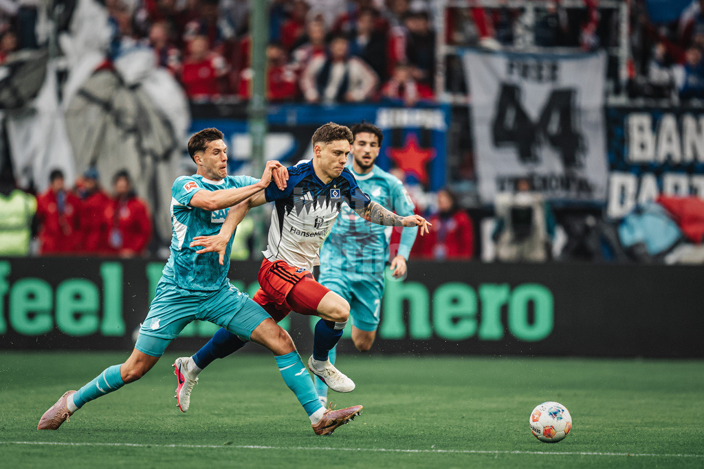 Fußball | Männer | Saison 2025/2026 | 1. Fußball-Bundesliga | 31. Spieltag | Hamburger SV vs. TSG Hoffenheim | 25.04.2026 | v.l. Robin Hranac (#2, TSG Hoffenheim) gegen Nicolai Remberg (#21, HSV)
