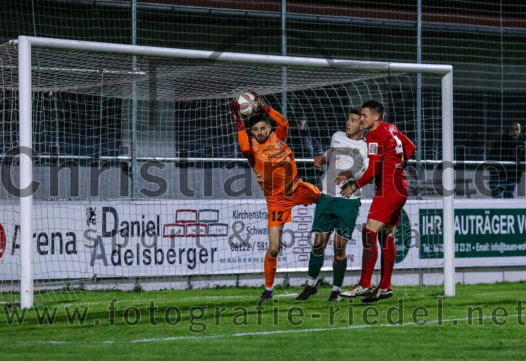 2024-03-28_115_FC_Schwaig_gegen_VfB_Forstinning | Oberding, Deutschland, 28.03.2024:
Fußball, Landesliga Südost 2023 / 2024, 27. Spieltag, FC Schwaig gegen VfB Forstinning, Endergebnis: 2:1

Dominik Damjanovic (VfB Forstinning, #12), Raffael Ascher (FC Schwaig, #9), Mathias Hirt (VfB Forstinning, #4)

Foto: Christian Riedel / fotografie-riedel.net