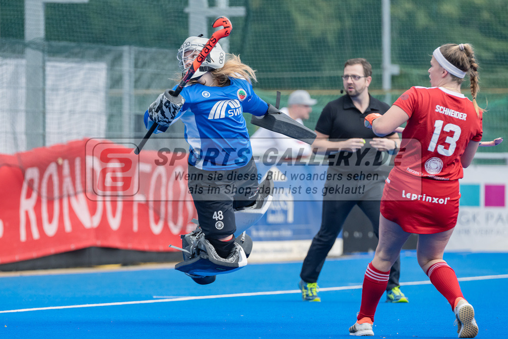 HK_20231008_105344 | 2.Bundesliga Damen Crefelder HC - Bremer HC am 8.10.2023 CHTC, Krefeld , Mia Schäfer ( Crefelder HTC ) , Thora Schneider ( Bremer HC #13 )