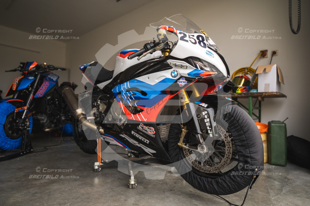 0267 - Bergrennen Landshaag2026 | BREITBILD Austria Webshop

Finde Fotos von: Breitbild, Breitbild Austria, Landshaag, Europeanbikers, KTM, BMW, Bergrennen, Bikeporn, Carporn, Bikes, Cars, Fotografie, Oberösterreich, Österreich, Berufsfotograf, Motorradteile Ganster, Julbach, Pannoniari - Realisiert mit Pictrs.com