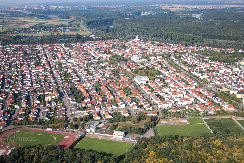 Luftbild: Ortsansicht der Straßen und Häuser der Wohngebiete in Ketsch im Bundesland Baden-Württemberg in Deutschland. Foto: IMG_52219.jpg vom 19.08.2012 durch Werner Riehm/FLY-FOTO.de