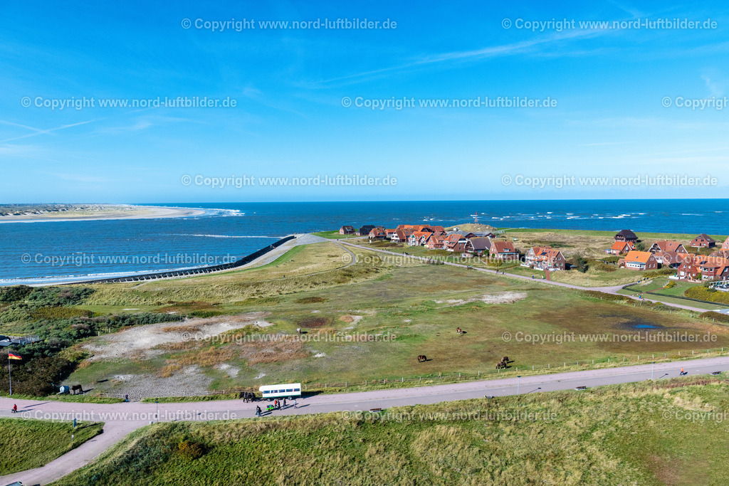 Baltrum_ELS_6328091022 | BALTRUM 09.10.2022 Ortsansicht der Straßen und Häuser der Wohngebiete von West- und Ost- Dorf auf der Nordsee- Insel Baltrum im Bundesland Niedersachsen. Weiterführende Informationen bei: Nordseeheilbad Insel Baltrum. // Town View of the streets and houses of the residential areas in Ostdorf and Westdorf on the North Sea island Baltrum in the state Lower Saxony. Further information at: Nordseeheilbad Insel Baltrum. Foto: Martin Elsen