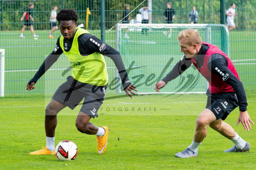 20260909_TRAOSN_0233 | Fußball, Herren: Tony Lesueur (VfL Osnabrück) und Niklas Wiemann (VfL Osnabrück) im Zweikampf beim Training des VfL Osnabrück am 09.09.2026 im Sportpark Illoshöhe in Osnabrück, Deutschland.(Foto von Nico Paetzel) - Realisiert mit Pictrs.com